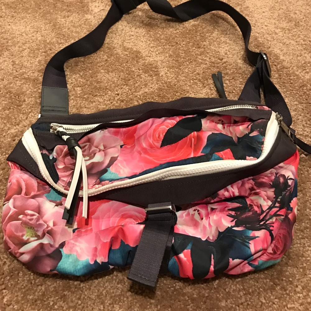 Lululemon secret garden go lightly bag